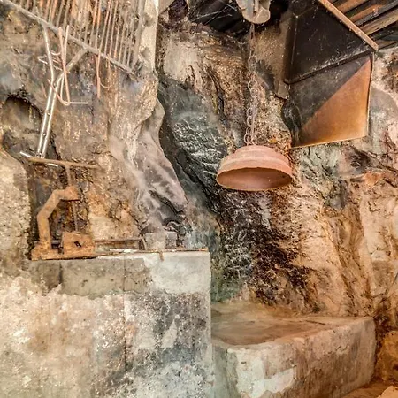 Petite Apartment Split