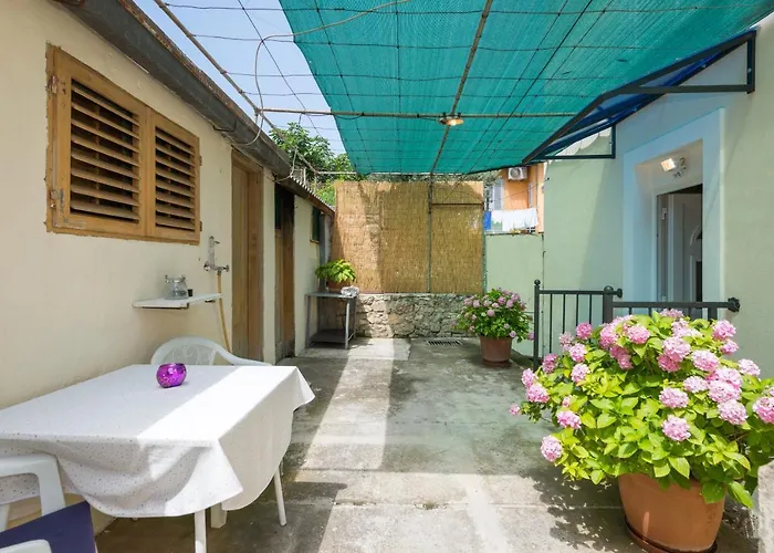 Petite Apartment Split